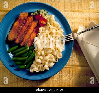 In Scheiben geschnittenes Steak und Eiernudeln Stockfoto