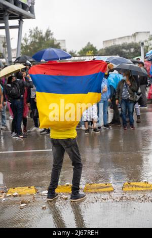 Bogota, Kolumbien, 28. April 2022 vor der Nationalen Universität. Einjähriges Gedenken an den Beginn des kolumbianischen Nationalstreiks. Stockfoto