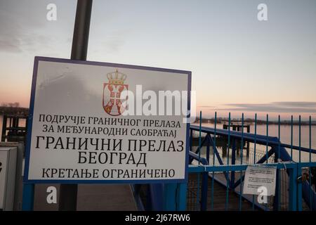 Bild eines Schildes, das auf einen Grenzübergang in Belgrad, Serbien, an der Donau hinweist, an dem Passagiere Serbien ein- und verlassen können Stockfoto