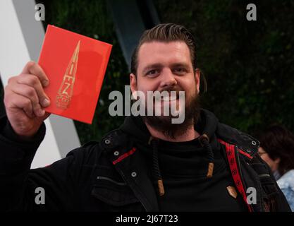 Berlin, Deutschland. 28. April 2022. 28. April 2022, Berlin: Oliver hat zum Verkaufsstart des neuen Rammstein-Albums 'Zeit' als erster eine CD in der Hand. Fans haben vor dem Store auf den Start gewartet. Foto: Christophe Gateau/dpa Kredit: dpa picture Alliance/Alamy Live News Stockfoto