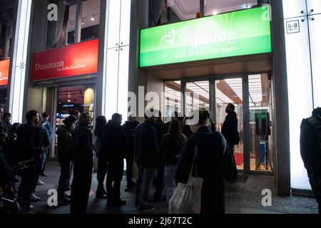 Berlin, Deutschland. 28. April 2022. 28. April 2022, Berlin: Fans warten vor einem Store auf den Verkaufsstart des neuen Rammstein-Albums ''Time''. Foto: Christophe Gateau/dpa Kredit: dpa picture Alliance/Alamy Live News Stockfoto