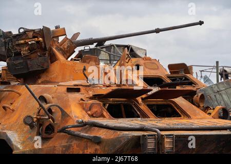 Zerstörter russischer Panzer. Russischer Panzer auf dem Friedhof der russischen Ausrüstung in der Ukraine. Verbrannter russischer Tankwagen. Krieg in der Ukraine 2022. Zerstört gepanzert Stockfoto