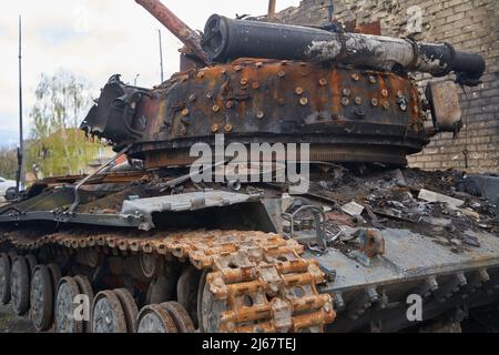 Zerbrochene Panzer, Kampffahrzeuge und andere verbrannte militärische Ausrüstung der russischen Eindringlinge in der Ukraine Stockfoto