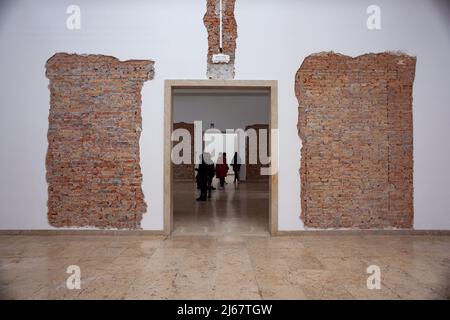 Venedig, Italien - April 20: Maria Eichhorn, Umzug eines Bauwerks. Deutscher Pavillon 2022, 59. Internationale Kunstausstellung der Biennale Venedig am April Stockfoto