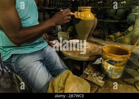 Die Kunst der Keramik Kreation in Maragogipino, Aratuipe, Bahia, Brasilien. Größtes Töpferzentrum in Latein Stockfoto