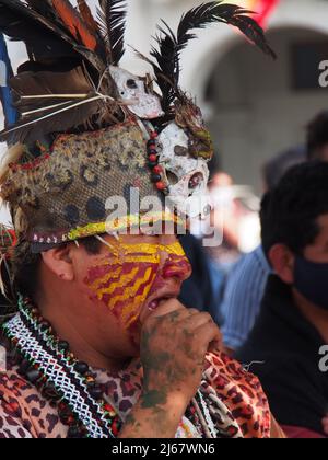 Peru. 28. April 2022. Indigener Mann aus dem Amazonas, der an den Protesten teilnimmt, als Anhänger des peruanischen Präsidenten Pedro Castillo und der Peru Libre Party auf die Straße gehen, um eine neue Verfassung und den Abschluss des Kongresses zu fordern. Die peruanische Regierung hat dem Kongress am vergangenen Montag einen Gesetzentwurf vorgelegt, der ein Referendum zur Ausarbeitung einer neuen Verfassung einruft, obwohl Umfragen zufolge nur wenige Peruaner dem zustimmen. Kredit: Fotoholica Presseagentur/Alamy Live Nachrichten Stockfoto