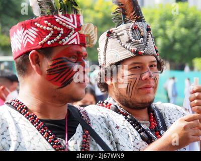 Peru. 28. April 2022. Indigener Mann aus dem Amazonas, der an den Protesten teilnimmt, als Anhänger des peruanischen Präsidenten Pedro Castillo und der Peru Libre Party auf die Straße gehen, um eine neue Verfassung und den Abschluss des Kongresses zu fordern. Die peruanische Regierung hat dem Kongress am vergangenen Montag einen Gesetzentwurf vorgelegt, der ein Referendum zur Ausarbeitung einer neuen Verfassung einruft, obwohl Umfragen zufolge nur wenige Peruaner dem zustimmen. Kredit: Fotoholica Presseagentur/Alamy Live Nachrichten Stockfoto