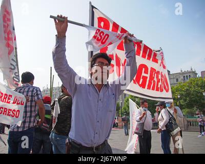 Peru. 28. April 2022. "Schließen Sie den Kongress" kann auf einem Banner gelesen werden, wenn Anhänger des peruanischen Präsidenten Pedro Castillo und der peruanischen Libre-Partei auf die Straße gehen, um eine neue Verfassung und den Abschluss des Kongresses zu fordern. Die peruanische Regierung hat dem Kongress am vergangenen Montag einen Gesetzentwurf vorgelegt, der ein Referendum zur Ausarbeitung einer neuen Verfassung einruft, obwohl Umfragen zufolge nur wenige Peruaner dem zustimmen. Kredit: Fotoholica Presseagentur/Alamy Live Nachrichten Stockfoto