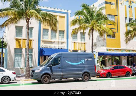 Miami Beach Florida Ocean Drive Hotel Amazon Prime Lieferwagen LKW-Fahrzeug geparkt vor der Außenseite Stockfoto