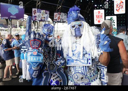 Nevada, USA. 28. April 2022. Ein Blick auf Fußballfans in Indianapolis Colts Kleidung beim NFL Draft in Las Vegas, Nevada am Donnerstag, 28. April 2022. Foto von James Atoa/UPI Credit: UPI/Alamy Live News Stockfoto