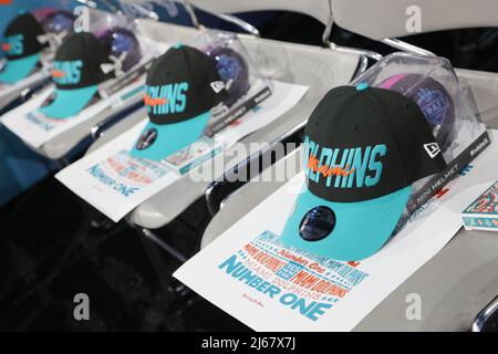 Nevada, USA. 28. April 2022. Ein Blick auf Miami Dolphins Gear auf Stühlen vor dem Start des NFL Draft in Las Vegas, Nevada am Donnerstag, 28. April 2022. Foto von James Atoa/UPI Credit: UPI/Alamy Live News Stockfoto