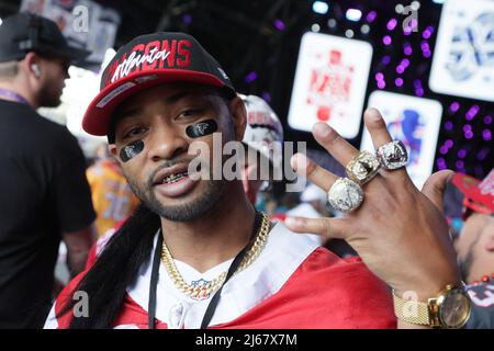 Nevada, USA. 28. April 2022. Ein Blick auf einen Atlanta Falcons Fan mit Superbowl-Ringen beim NFL Draft in Las Vegas, Nevada, am Donnerstag, 28. April 2022. Foto von James Atoa/UPI Credit: UPI/Alamy Live News Stockfoto