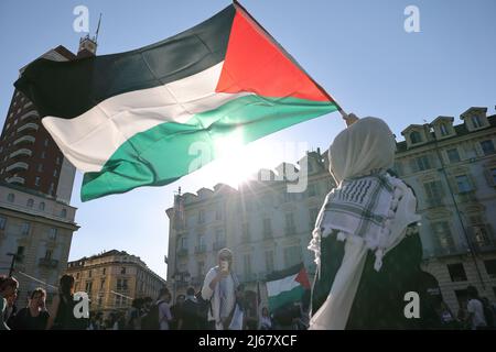 Turin, Italien. 28.. April 2022. Während des Ramadan protestieren Menschen gegen die Razzien israelischer Truppen im Westjordanland und die Zugangsbeschränkungen zu heiligen Stätten in Jerusalem. Quelle: MLBARIONA/Alamy Live News Stockfoto
