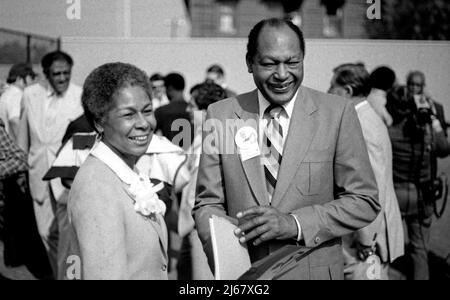 Rachel Robinson mit dem Bürgermeister von Los Angeles, Tom Bradley, bei der Einweihung des Jackie Robinson Stadions, Heimstadion des UCLA Bruins College Baseballteams in Westwood, 1981. Stockfoto
