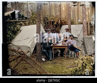 Offiziere der 114. Pennsylvania Infanterie trinken Alkohol und spielen Karten vor Zelten. August 1864 Stockfoto