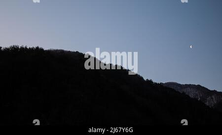 Viertelmond am Morgen in Japan Stockfoto