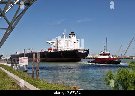 Leeres Petroleum-Tankschiff 'Americas Spirit - Nausau', Einfahrt in den Hafen, Pilotschiff Abfahrt Hafen Corpus Christi, Texas. Stockfoto