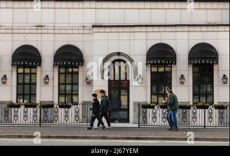 In der Burrard Street, einem beliebten Stadtteil von Vancouver, befindet sich die berühmte Bar Boulevard Kitchen im europäischen Stil. Boutiquen, Restaurants und Hotels sind ein Magnet für Stockfoto