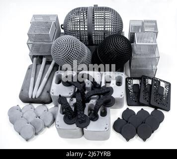 Viele Modelle wurden auf dem Drucker 3D gedruckt. Graue und schwarze Objekte gedruckt 3D Drucker. Stockfoto