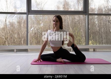 Eine A Übungen Mädchen Matte zeigt eine auf Fitness im Club Fitness Fenster Stärke, von zu Hause aus das Training für weibliche und gesunde Workout, Boden Mädchen. Glücklich Stockfoto