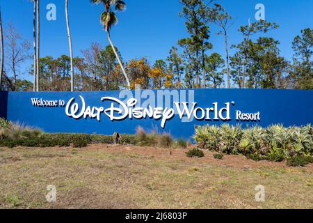 Orlando, Florida, USA - 9. Februar 2022: Ein Walt Disney World Resort Begrüßungsschild in Orlando, Florida, USA. Stockfoto