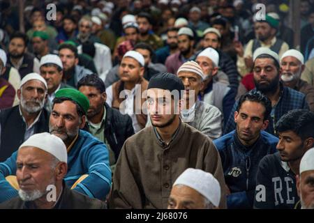 Die Muslime in Kaschmir hören den Predigten von Geistlichen zu, die sich in der Nacht von Shab-e-Qadr, 27.. Nacht des Heiligen Monats Ramadan, in einer Moschee in Charar-e-Sharief Budgam versammeln. Shab-e-Qadr oder Lailat-ul-Qadr oder die Nacht der Macht ist die heiligste Nacht im islamischen Kalender. Muslime glauben, dass in dieser Nacht die ersten Verse des islamischen Heiligen Buches Koran dem Propheten Mohammed enthüllt wurden. Im Koran heißt es: "Die Nacht von Al-Qadr ist besser als tausend Monate. In der Zwischenzeit beschließen die indischen Behörden in Kaschmir, Shab-e-Qadr und Jurat-ul-Vida (Gebeten des Ramadan am vergangenen Freitag) nicht beim Histor zuzulassen Stockfoto