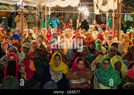 Muslimische Frauen aus Kaschmir versammeln sich in der Nacht von Shab-e-Qadr, 27.. Nacht des Heiligen Monats Ramadan, zu Gebeten vor einer Moschee in Charar-e-Sharief Budgam. Shab-e-Qadr oder Lailat-ul-Qadr oder die Nacht der Macht ist die heiligste Nacht im islamischen Kalender. Muslime glauben, dass in dieser Nacht die ersten Verse des islamischen Heiligen Buches Koran dem Propheten Mohammed enthüllt wurden. Im Koran heißt es: "Die Nacht von Al-Qadr ist besser als tausend Monate. In der Zwischenzeit beschließen die indischen Behörden in Kaschmir, Shab-e-Qadr und Jumat-ul-Vida (Gebeten vom vergangenen Freitag im Ramadan) im historischen Jamia Masjid nicht zuzulassen Stockfoto