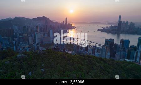 Menschen auf dem Gipfel, Blick auf den Sonnenuntergang, xsundowton Blick auf victoria Hafen zwischen Tsim Sha Tsui und Hong Kong Island Stockfoto