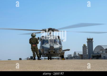 MISAWA, Japan (28. April 2022) – Flugzeugelektroniktechnikerin der Klasse 3., Pierina Toledo, die den „WARLORDS“ des Hubschrauber-Seestreikgeschwaders 51 zugewiesen wurde, bereitet sich auf die Taxifahrt eines MH-60R vor, während es sich auf den Start von der Naval Air Facility (NAF) Misawa vorbereitet. NAF Misawa bietet Flug- und Bodenlogistik-Unterstützung und -Dienste für alle permanenten und vorübergehenden US-Marine- und US-Marine-Corps-Streitkräfte in Nordjapan. (USA Navy Foto von Mass Communication Specialist Seaman Unique Byrd) Stockfoto