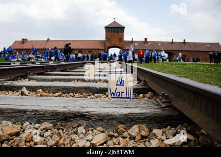 Auschwitz, Polen. 28. April 2022. Keine Kriegsinschrift von Marschteilnehmern auf den Eisenbahnschienen am Standort des ehemaligen Auschwitz II - Birkenau. Am Internationalen Holocaust-Gedenktag nehmen Teilnehmer aus verschiedenen Teilen der Welt am Marsch der Lebenden Teil. Der Marsch der Lebenden ist eine Hommage und ein Zeichen des Gedächtnisses für die Holocaust-Opfer. Die Teilnehmer des Marsches fahren gemeinsam über die drei Kilometer lange Strecke vom Tor Arbeit Macht frei im ehemaligen deutschen Lager Auschwitz I zum ehemaligen Standort Auschwitz II - Birkenau. Kredit: SOPA Images Limited/Al Stockfoto