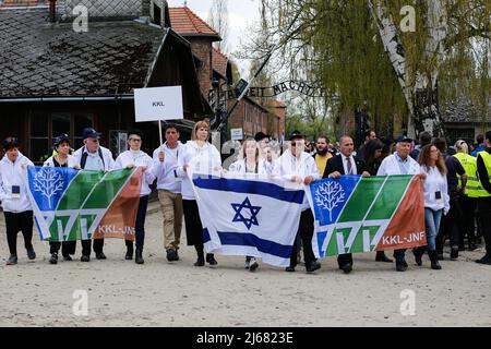 Die Teilnehmer des Marsches der Lebenden halten eine Flagge Israels und Flaggen von Keren Kayemeth LeIsrael - Jewish National Fund. Am Internationalen Holocaust-Gedenktag nehmen Teilnehmer aus verschiedenen Teilen der Welt am Marsch der Lebenden Teil. Der Marsch der Lebenden ist eine Hommage und ein Zeichen des Gedächtnisses für die Holocaust-Opfer. Die Teilnehmer des Marsches fahren gemeinsam über die drei Kilometer lange Strecke vom Tor Arbeit Macht frei im ehemaligen deutschen Lager Auschwitz I zum ehemaligen Standort Auschwitz II - Birkenau. (Foto von Sylwia Penc / SOPA Images/Sipa USA) Stockfoto