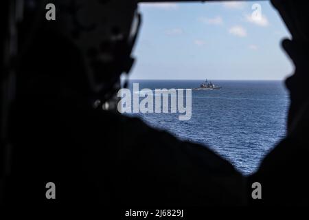 PHILIPPINISCHES MEER (26. April 2022) der Ticonderoga-Klasse-Lenkraketen-Kreuzer USS Mobile Bay (CG 53) durchsetzt die philippinische See. Die Abraham Lincoln Strike Group befindet sich im geplanten Einsatzgebiet der US-Flotte für 7., um die Interoperabilität durch Allianzen und Partnerschaften zu verbessern und gleichzeitig als reaktionsfähige Truppe zur Unterstützung einer freien und offenen Region im Indo-Pazifik-Raum zu dienen. (USA Navy Foto von Mass Communication Specialist 3. Klasse Thaddeus Berry) Stockfoto