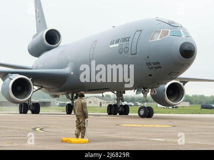 KC-10A Extender, Leitnummer 79-0433, Taxis zu einem Parkplatz in der Nähe des Air Mobility Command Museum auf dem Dover Air Force Base, Delaware, 26. April 2022. Dieses spezielle Flugzeug war das erste von 60 Extendern, die in den Bestand der US-Luftwaffe aufgenommen wurden. Das Flugzeug wurde von der Joint Base McGuire-Dix-Lakehurst, New Jersey, auf die Dover AFB zurückgestellt, um 36. zum AMC Museum zu werden. (USA Luftwaffe Foto von Roland Balik) Stockfoto