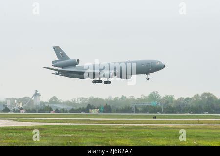 KC-10A Extender, Leitnummer 79-0433, bereitet sich auf die Landung auf dem Dover Air Force Base, Delaware, 26. April 2022 vor. Dieses spezielle Flugzeug war das erste von 60 Extendern, die in den Bestand der US-Luftwaffe aufgenommen wurden. Das Flugzeug wurde von der Joint Base McGuire-Dix-Lakehurst, New Jersey, auf die Dover AFB zurückgestellt, um 36. zum Air Mobility Command Museum zu werden. (USA Luftwaffe Foto von Roland Balik) Stockfoto