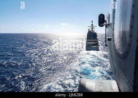 PHILIPPINISCHES MEER (26. April 2022) der Ticonderoga-Klasse-Lenkraketen-Kreuzer USS Mobile Bay (CG 53) durchsetzt die philippinische See. Die Abraham Lincoln Strike Group befindet sich im geplanten Einsatzgebiet der US-Flotte für 7., um die Interoperabilität durch Allianzen und Partnerschaften zu verbessern und gleichzeitig als reaktionsfähige Truppe zur Unterstützung einer freien und offenen Region im Indo-Pazifik-Raum zu dienen. (USA Navy Foto von Mass Communication Specialist 3. Klasse Thaddeus Berry) Stockfoto