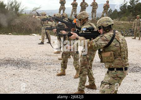 Soldaten der Charlie Company 1. Bataillon, 149. Infanterie und Soldaten der Republik Lettland führen Schusswaffentraining in der Nähe von Mitrovica, Kosovo 23. April 2022. Intern erfolgt die KFOR-Zusammenarbeit zwischen all unseren geschätzten, truppenbeteiligten Nationen. (USA Foto der Armee-Nationalgarde von Sgt. Alexander Hellmann) Stockfoto