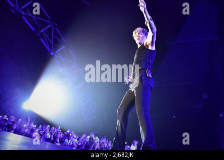 28. April 2022, Neapel, Italien: Irama, Bühnenname von Filippo Maria Fanti, ist ein italienischer Singer-Songwriter, der auf seiner Live-Tour 2022 im PalaPartenope in Neapel auftrat. (Bild: © Paola Visone/Pacific Press via ZUMA Press Wire) Stockfoto