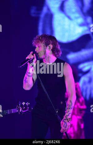 28. April 2022, Neapel, Italien: Irama, Bühnenname von Filippo Maria Fanti, ist ein italienischer Singer-Songwriter, der auf seiner Live-Tour 2022 im PalaPartenope in Neapel auftrat. (Bild: © Paola Visone/Pacific Press via ZUMA Press Wire) Stockfoto