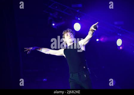 28. April 2022, Neapel, Italien: Irama, Bühnenname von Filippo Maria Fanti, ist ein italienischer Singer-Songwriter, der auf seiner Live-Tour 2022 im PalaPartenope in Neapel auftrat. (Bild: © Paola Visone/Pacific Press via ZUMA Press Wire) Stockfoto