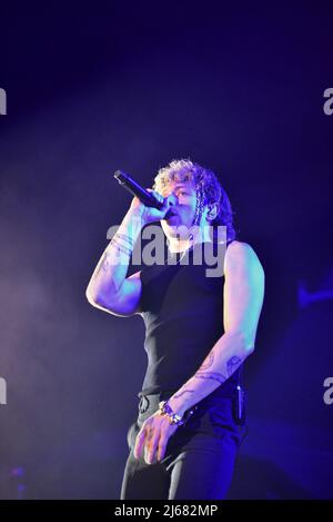 28. April 2022, Neapel, Italien: Irama, Bühnenname von Filippo Maria Fanti, ist ein italienischer Singer-Songwriter, der auf seiner Live-Tour 2022 im PalaPartenope in Neapel auftrat. (Bild: © Paola Visone/Pacific Press via ZUMA Press Wire) Stockfoto