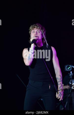 28. April 2022, Neapel, Italien: Irama, Bühnenname von Filippo Maria Fanti, ist ein italienischer Singer-Songwriter, der auf seiner Live-Tour 2022 im PalaPartenope in Neapel auftrat. (Bild: © Paola Visone/Pacific Press via ZUMA Press Wire) Stockfoto
