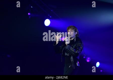 28. April 2022, Neapel, Italien: Irama, Bühnenname von Filippo Maria Fanti, ist ein italienischer Singer-Songwriter, der auf seiner Live-Tour 2022 im PalaPartenope in Neapel auftrat. (Bild: © Paola Visone/Pacific Press via ZUMA Press Wire) Stockfoto