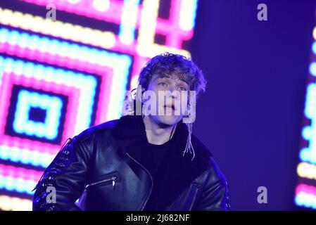 28. April 2022, Neapel, Italien: Irama, Bühnenname von Filippo Maria Fanti, ist ein italienischer Singer-Songwriter, der auf seiner Live-Tour 2022 im PalaPartenope in Neapel auftrat. (Bild: © Paola Visone/Pacific Press via ZUMA Press Wire) Stockfoto