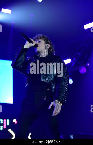 28. April 2022, Neapel, Italien: Irama, Bühnenname von Filippo Maria Fanti, ist ein italienischer Singer-Songwriter, der auf seiner Live-Tour 2022 im PalaPartenope in Neapel auftrat. (Bild: © Paola Visone/Pacific Press via ZUMA Press Wire) Stockfoto