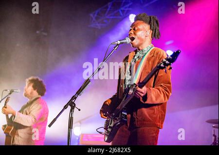 Manchester, Großbritannien. 28.. April 2022. Joseph Mount, Oscar Cash, Anna Prior, Olugbenga Adelekan und Michael Lovett von der Band Metronomy treten an der Manchester Academy auf. 2022-04-28. Kredit: Gary Mather/Alamy Live Nachrichten Stockfoto