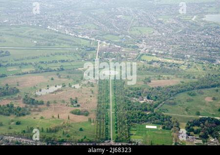 Blick von oben auf den Bushy Park in West London. Blick entlang der Länge der Chestnut Avenue, die die Diana-Brunnen und darüber hinaus die historische Ha erreicht Stockfoto