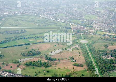 Blick aus der Luft auf den geschäftigen Park und den Hampton Court Palace in West London an einem Frühlingsmorgen. Der Wahrzeichen Diana Brunnen befindet sich in der Mitte des Stockfoto