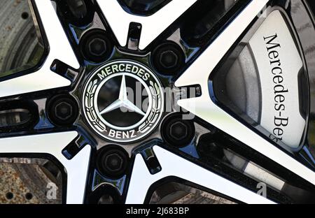 Stuttgart, Deutschland. 28. April 2022. 28. April 2022, Baden-Württemberg, Stuttgart: Das Logo des Automobilherstellers Mercedes-Benz ist an einer Radnabe eines Pkw angebracht. Die Jahreshauptversammlung des Automobilkonzerns findet am 29. April statt. Foto: Bernd Weißbrod/dpa Quelle: dpa picture Alliance/Alamy Live News Stockfoto