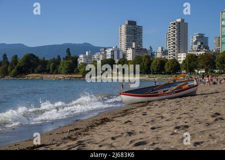 Rettungsboot auf der Strandrettungsstelle in der Innenstadt. Vancouver, Kanada, Sommerzeit, Berge, Apartments und Hotels Stockfoto