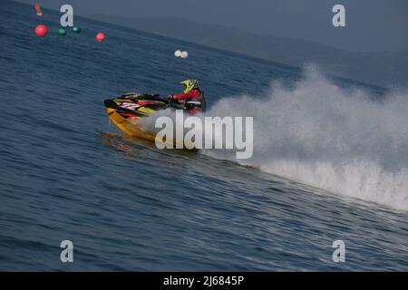 Jet Ski fliegt schnell und macht eine Wand aus Spritzern Stockfoto